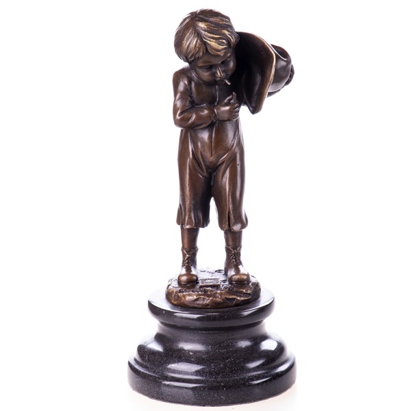 Cigarettára gyújtó fiú - bronz szobor képe